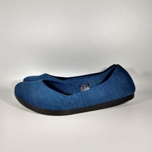 Oesh navy blue slip on knit flats size 10